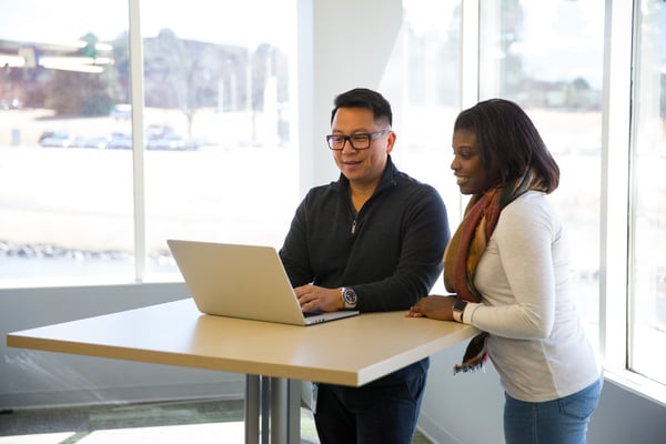 Ardel_and_Lady_on_laptop